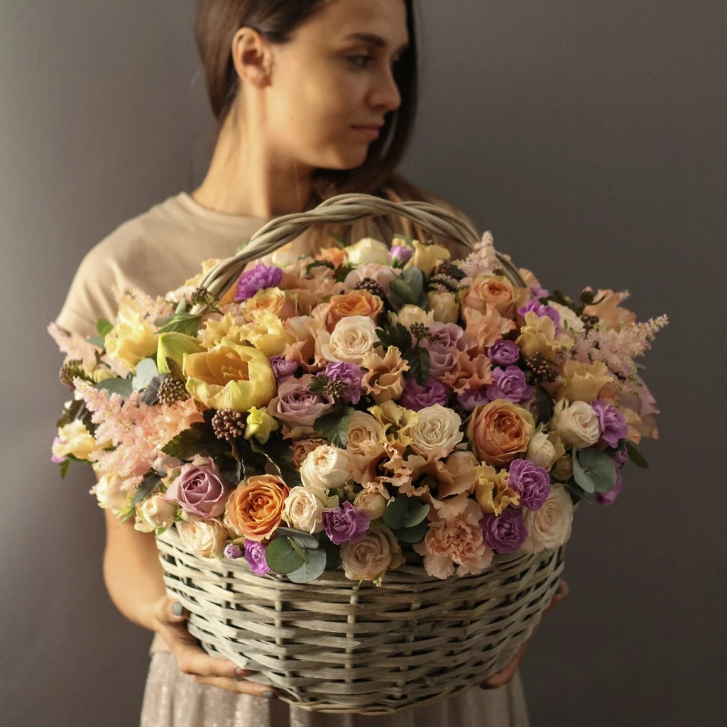 Ассортимент корзин с цветами в FirstFloral